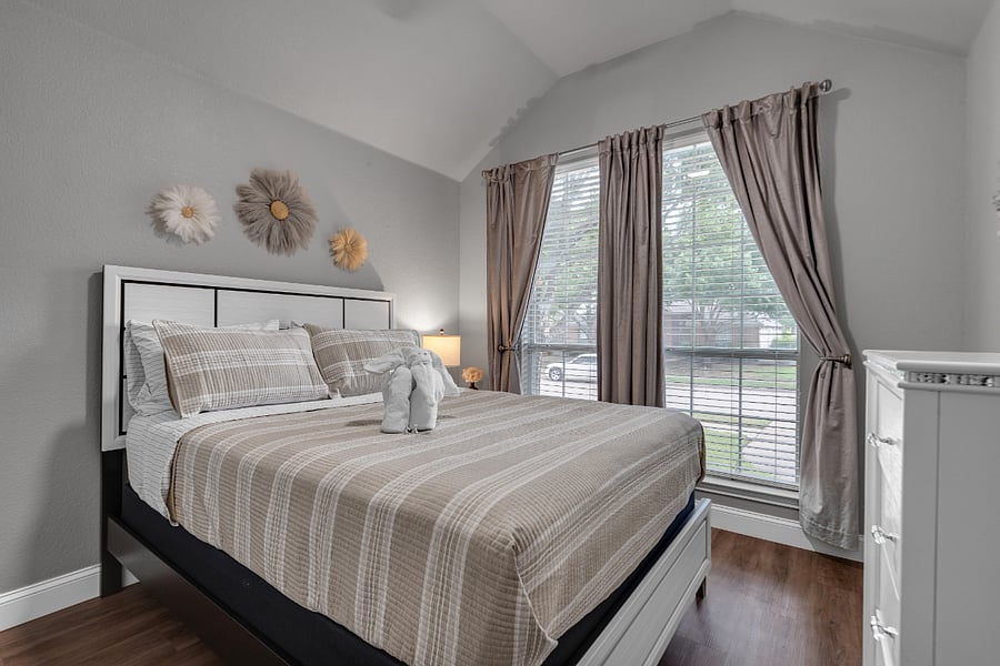 3rd guest room with queen bed