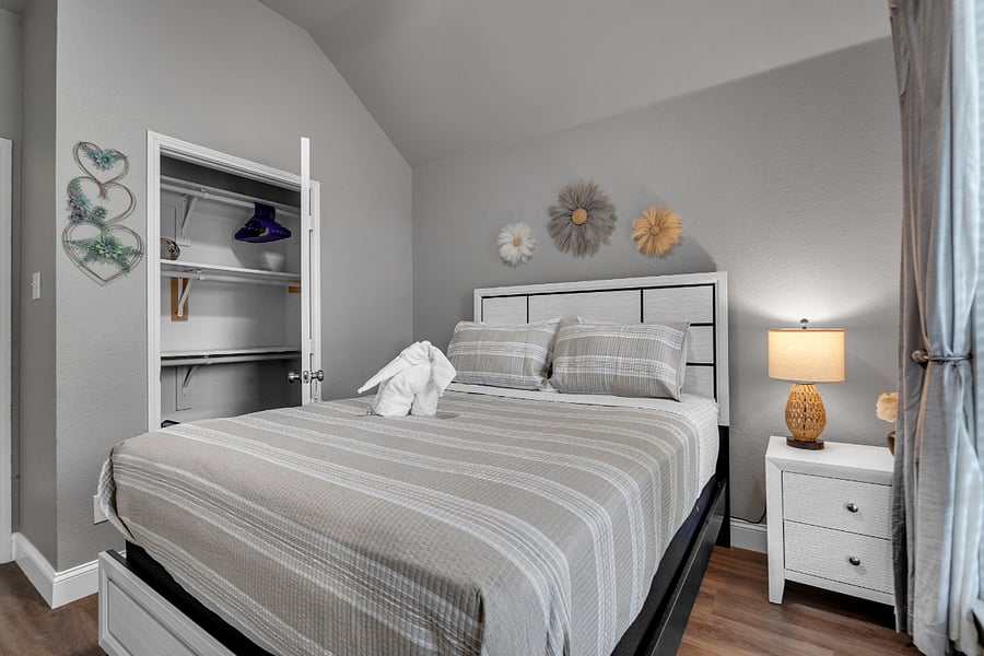 3rd guest room with queen bed