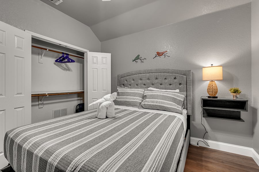 2nd guest room with queen bed