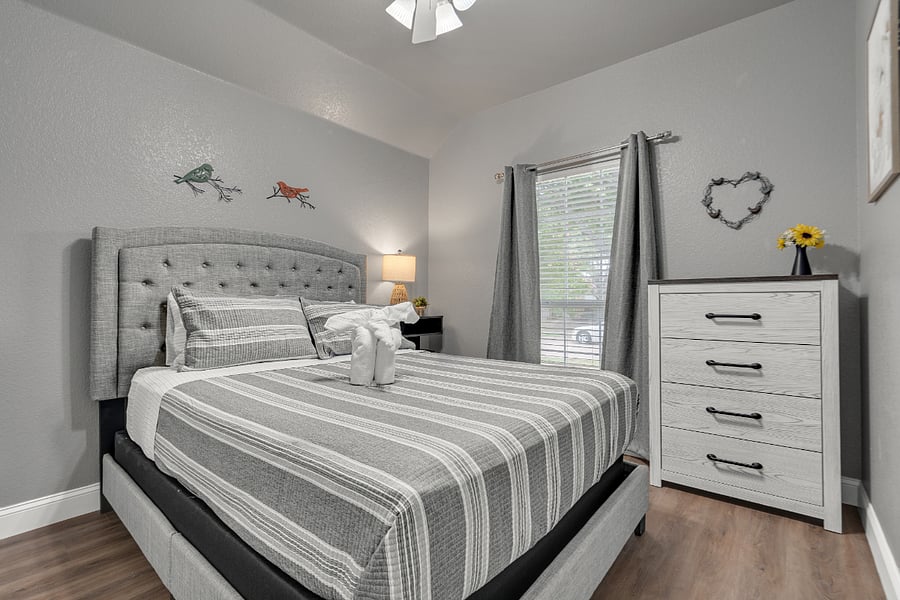 2nd guest room with queen bed