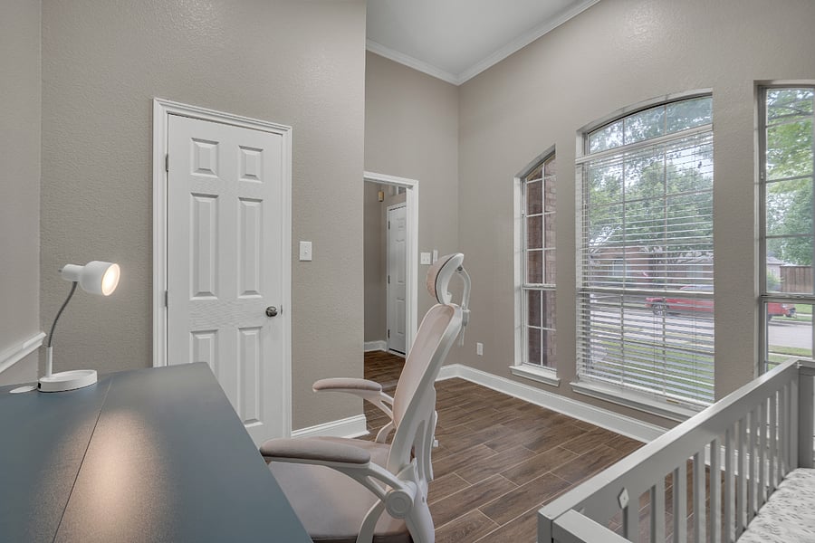FLEX room: 4th bedroom, baby room, office with an adjustable height desk and chair. A twin bed can be added in place of a baby bed.