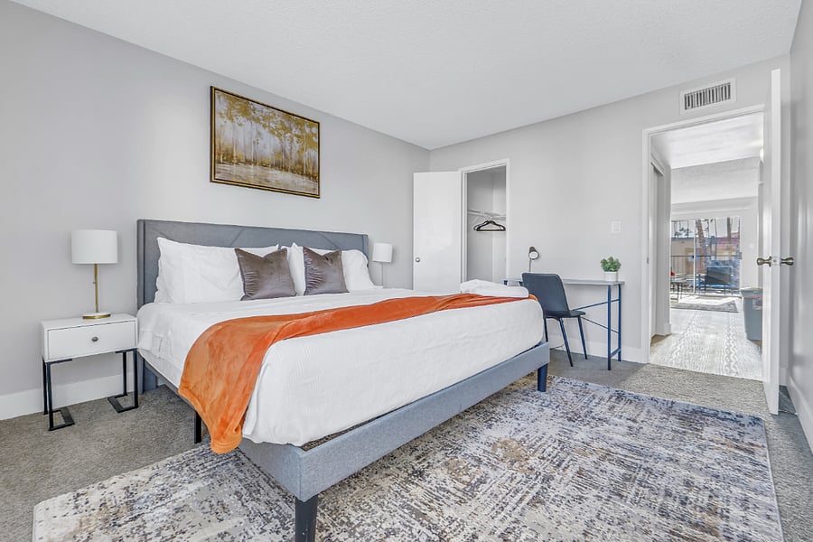 Peaceful bedroom with a enormous bed and soft linens.