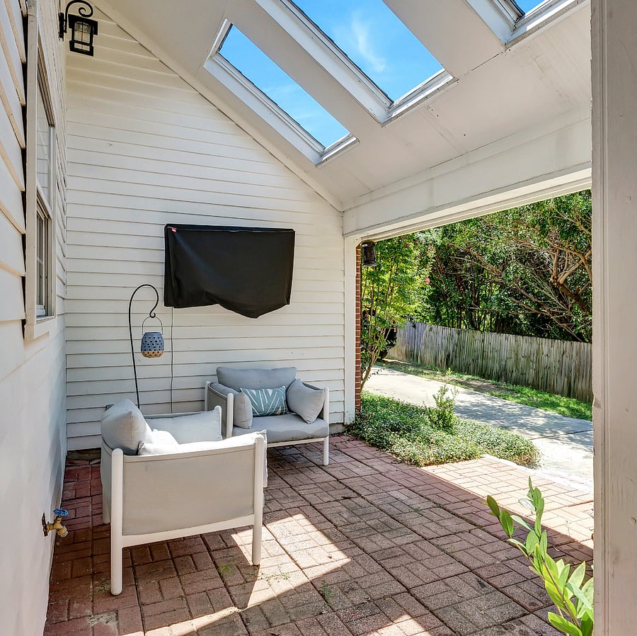 Side patio - Blackstone grill, 55in Smart TV
