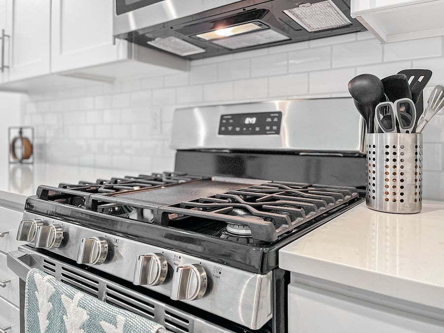 Gas stove perfect for home cooking, with high-quality cookware and an exhaust system to keep the kitchen smoke-free.