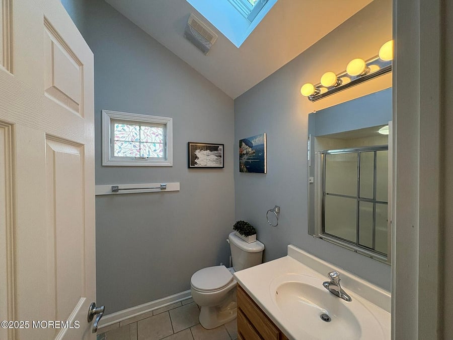 2nd floor bathroom-Tub/Shower Combo.