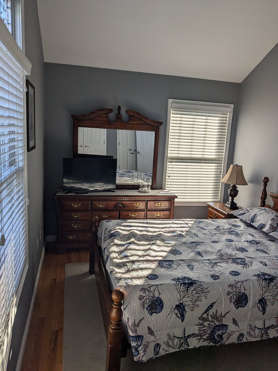 Main Bedroom-Queen Size-Double Door Closet. Smart TV.
