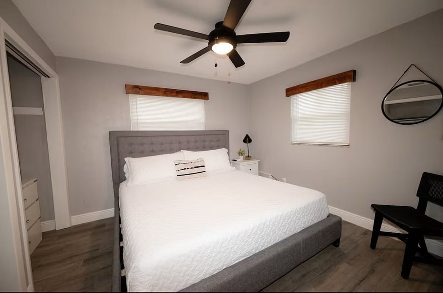 King bedroom (shared bathroom)