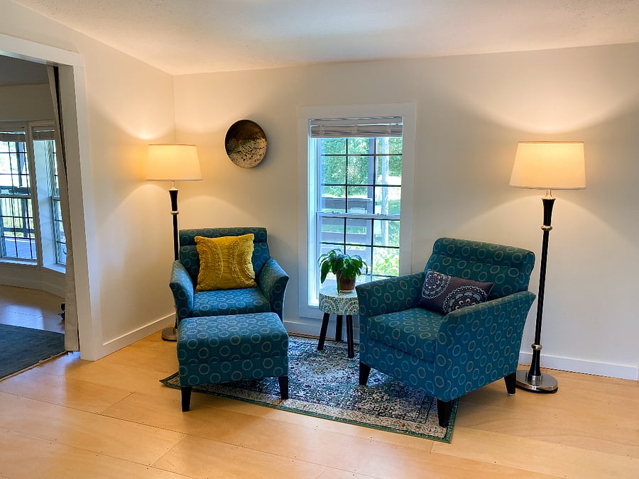 Extra seating area adjacent to the dining table and kitchen area