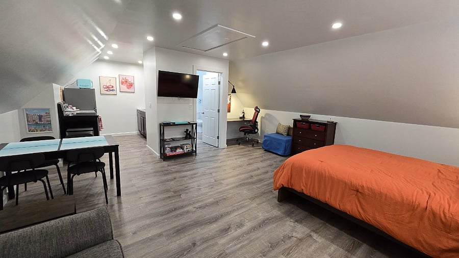 Roomy and comfortable living space. Dining table for 4.