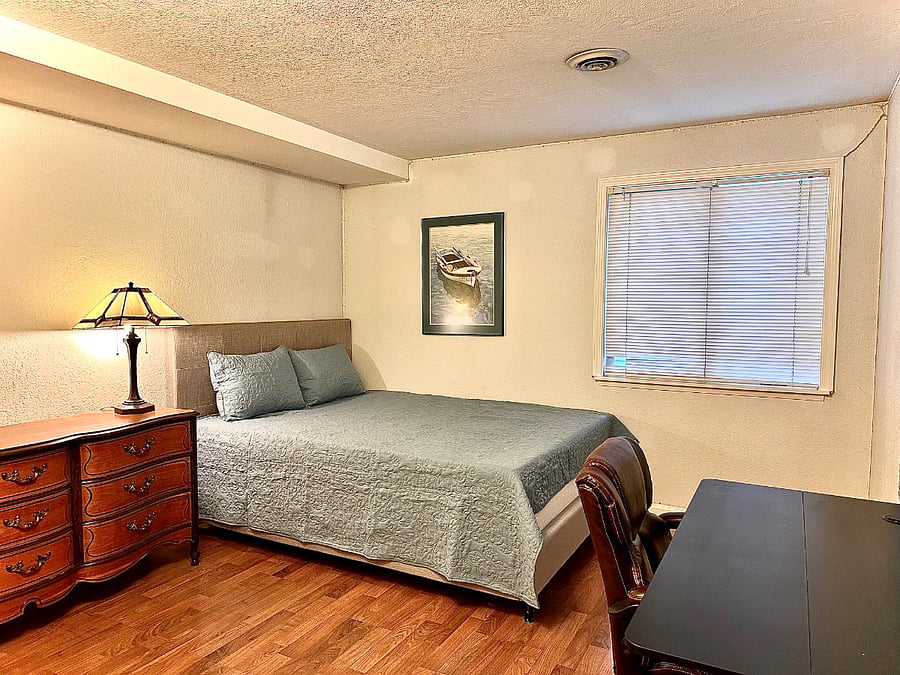 Bedroom 1, Queen bed