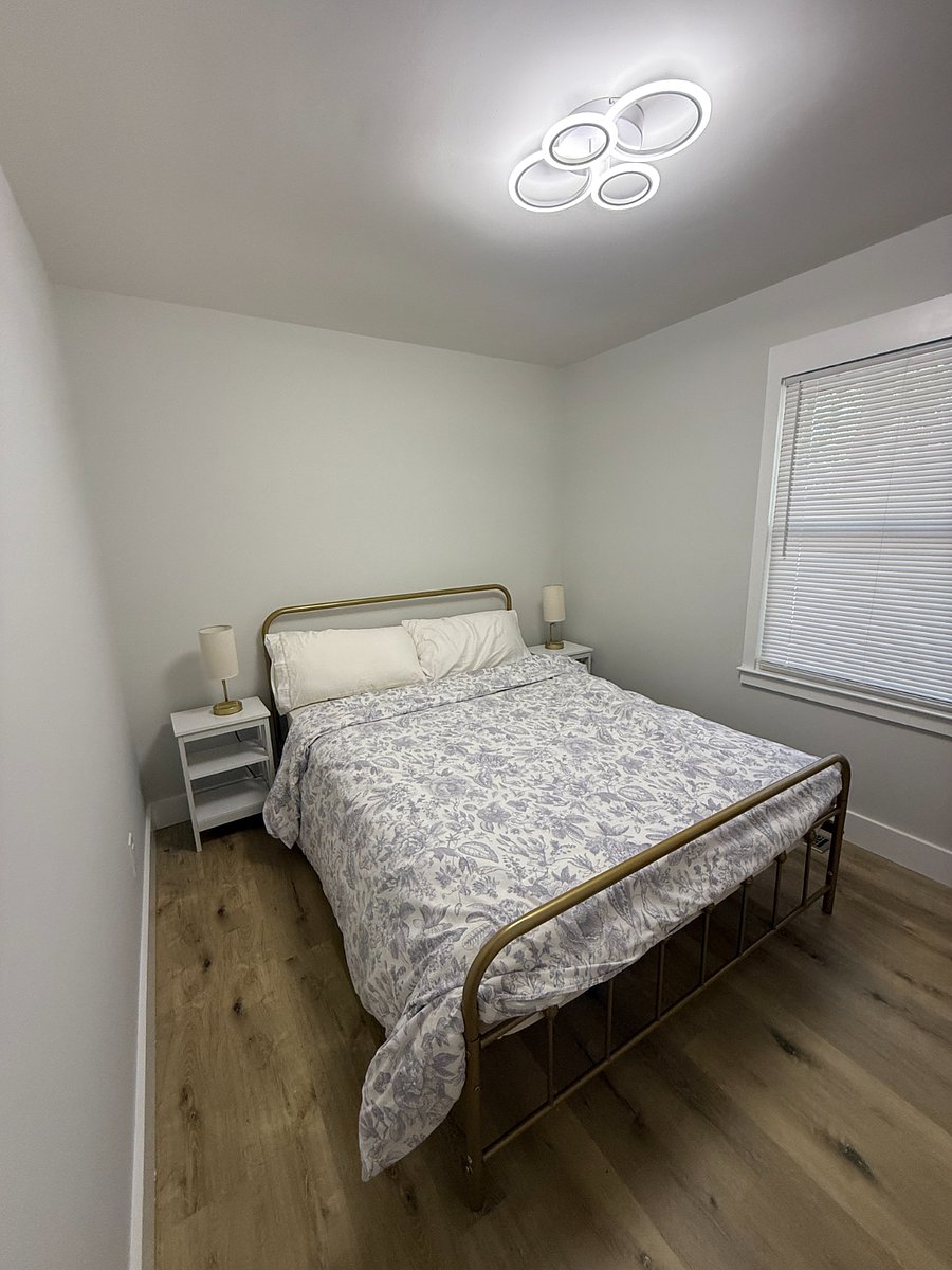 Bedroom 2 - Queen Bed