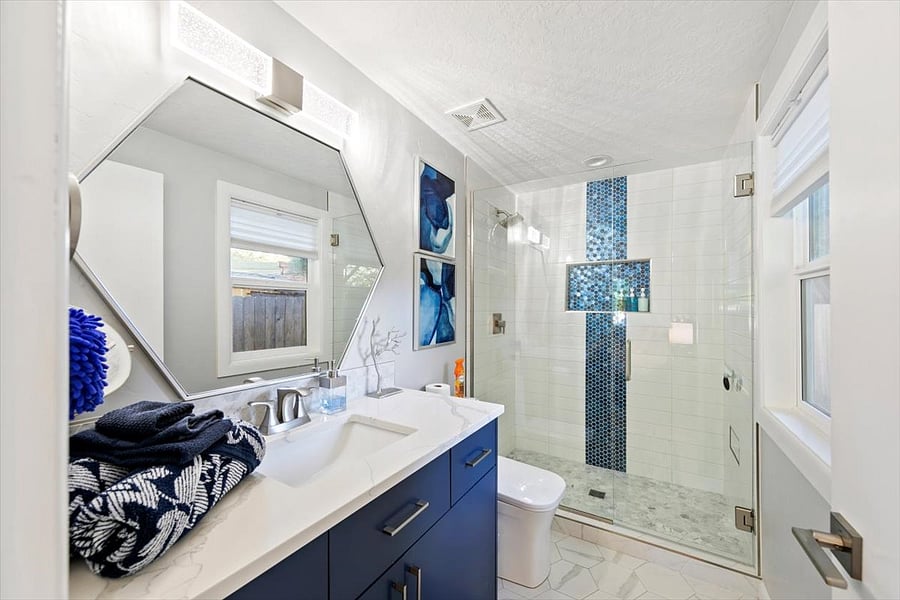 Primary bedroom en suite