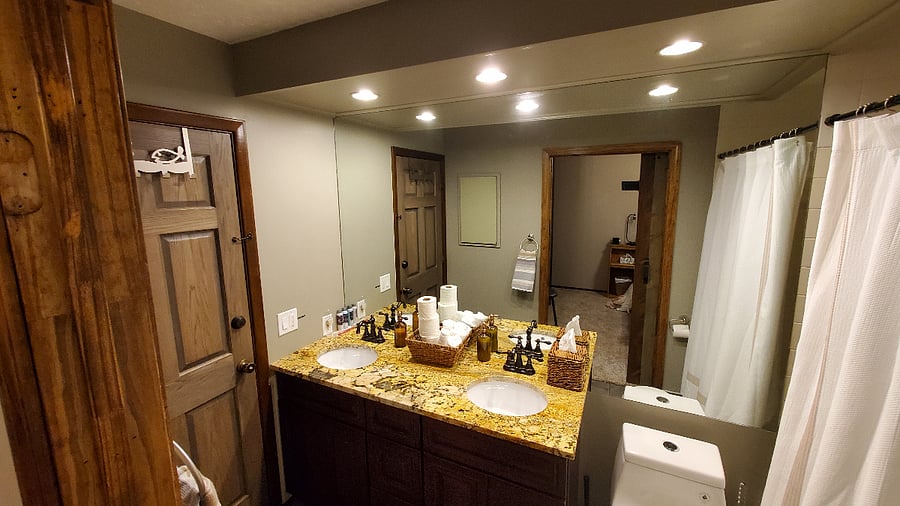 Pine Glade Private Bathroom