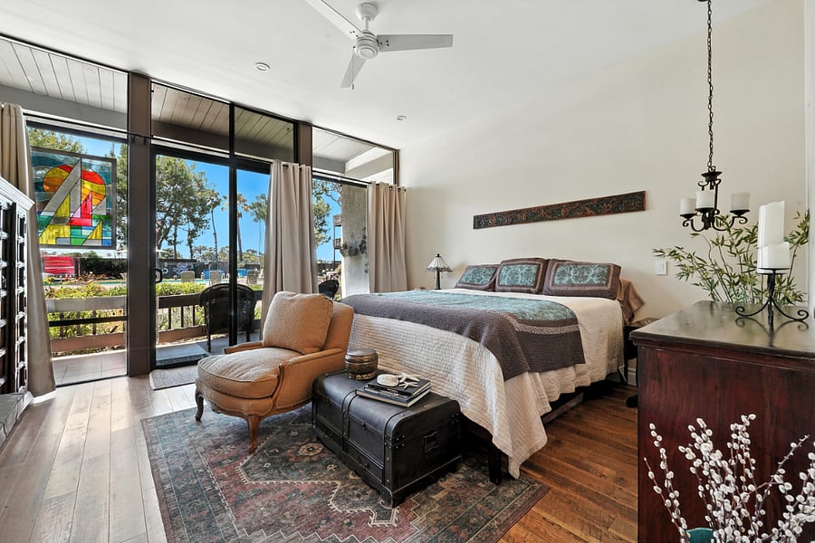 Bedroom with king size bed and fireplace. Direct access to pool and jacuzzi.