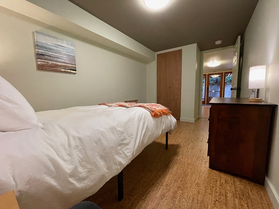 Small bedroom with twin bed