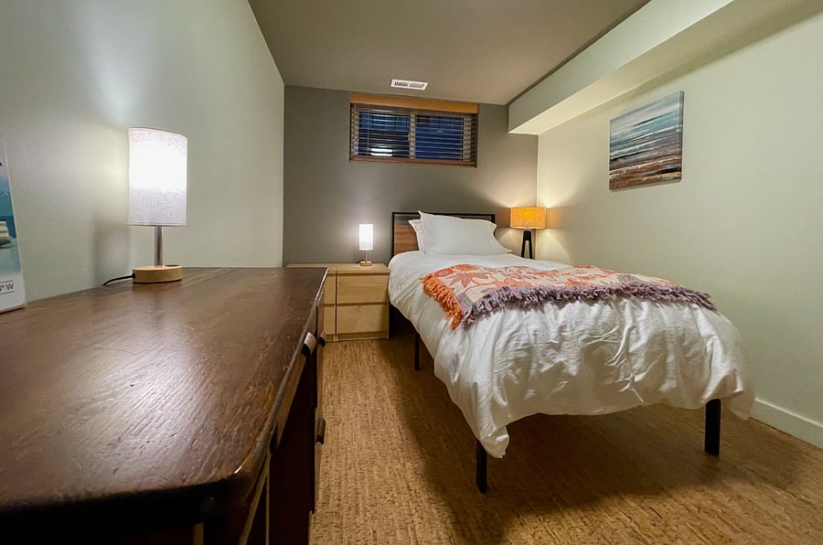 Small bedroom with twin bed