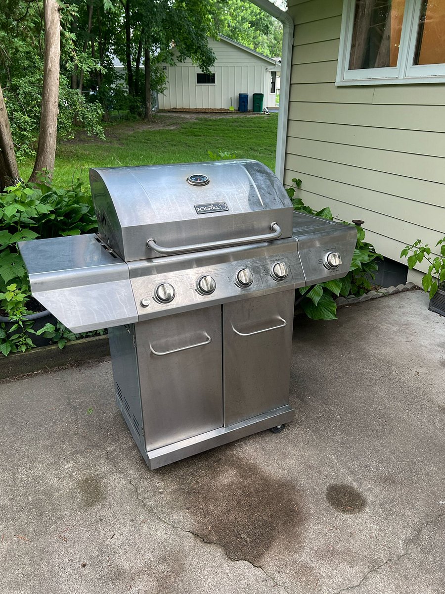 Relax and unwind on our spacious patio, designed for comfort and socializing. With a welcoming atmosphere, it's the perfect spot to enjoy some downtime or connect with others. Perfect for grilling, dining, stargazing, or relaxing with loved ones. 