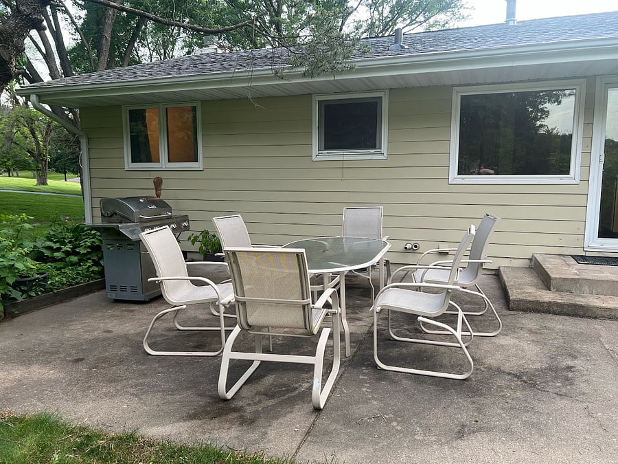 Relax and unwind on our spacious patio, designed for comfort and socializing. With a welcoming atmosphere, it's the perfect spot to enjoy some downtime or connect with others. Perfect for grilling, dining, stargazing, or relaxing with loved ones. 