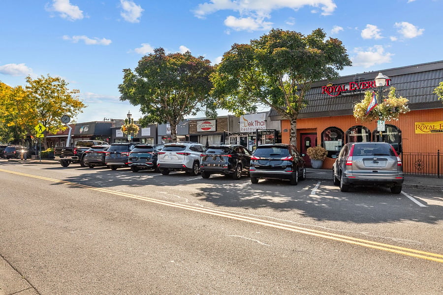 Close Proximity to Downtown Burien with shops, Restaurants and amenities. 