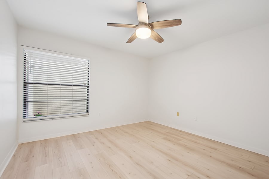2nd bedroom now furnished with twin beds