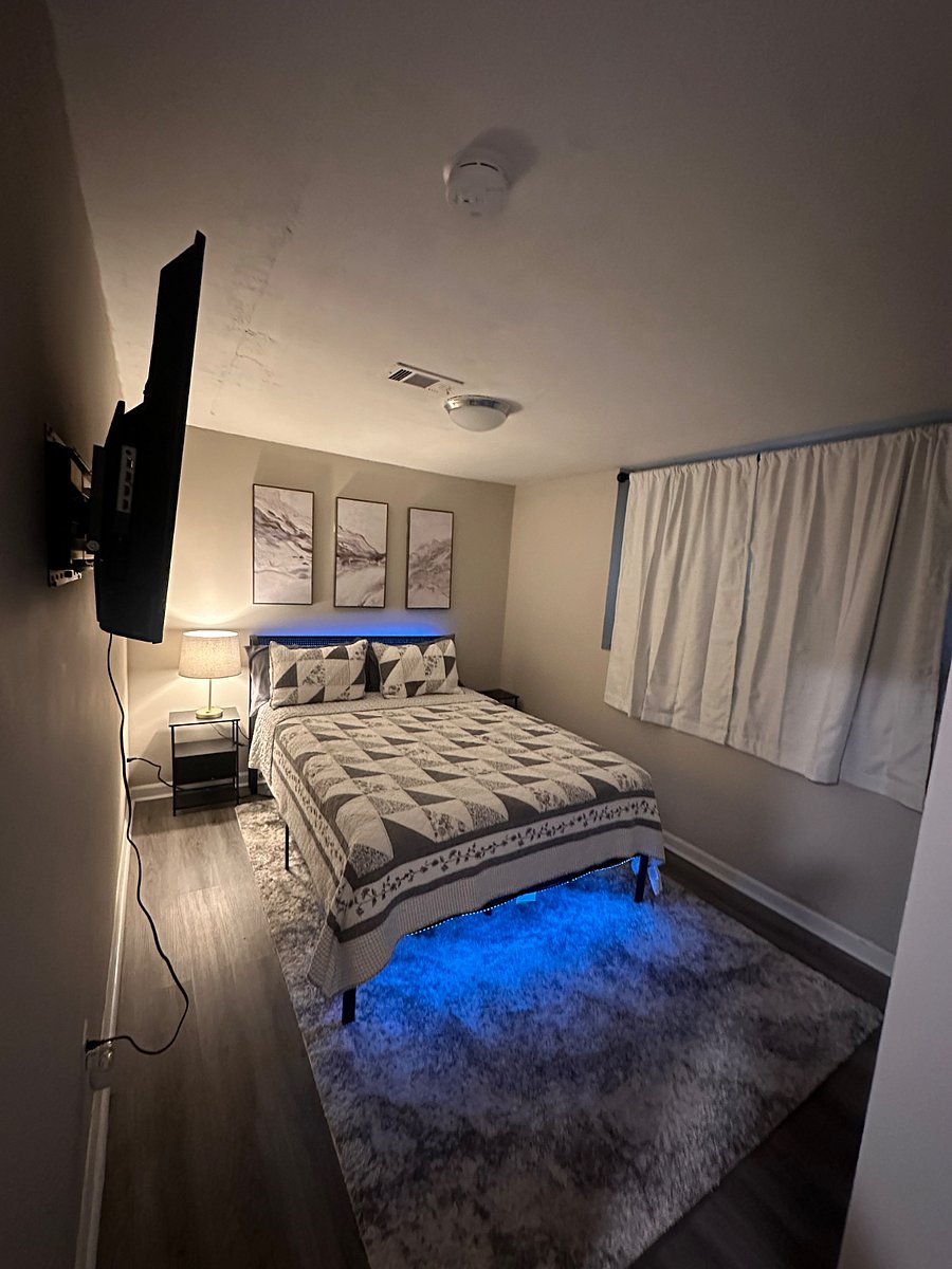 Bedroom 1 - queen bed mounted tv w/ swivel to extend over bed