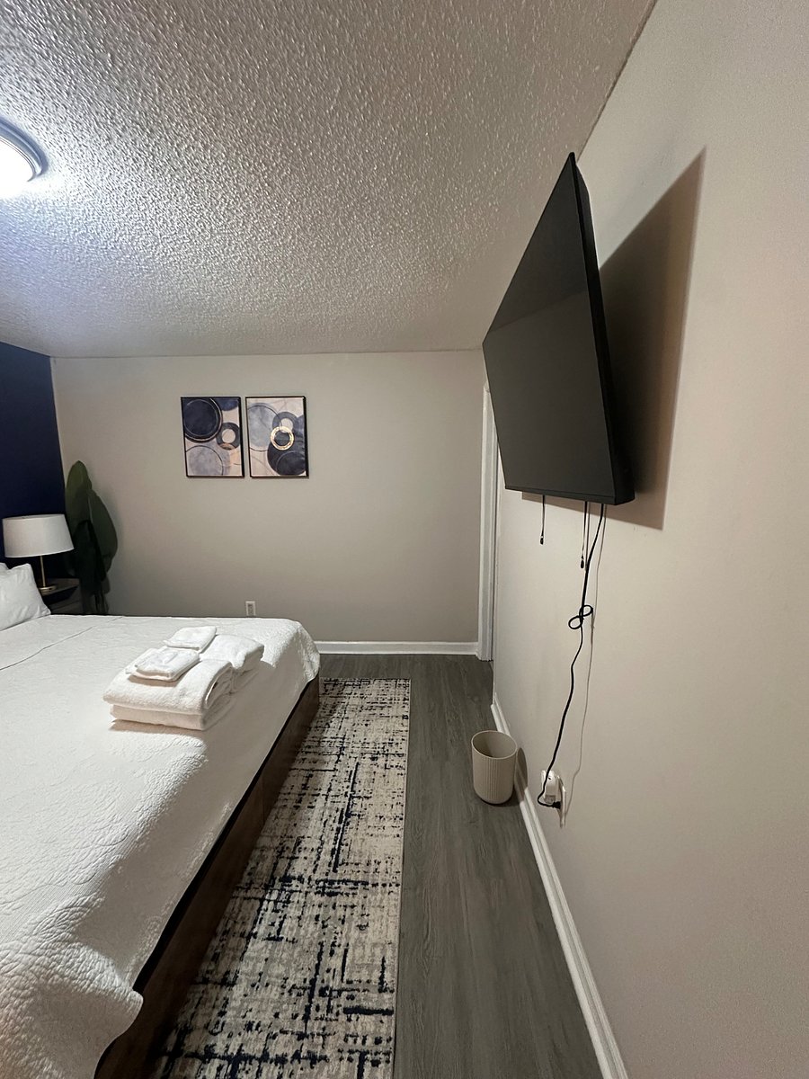 Bedroom - 2
King size bed
55" mounted TV
Private in-suite bathroom