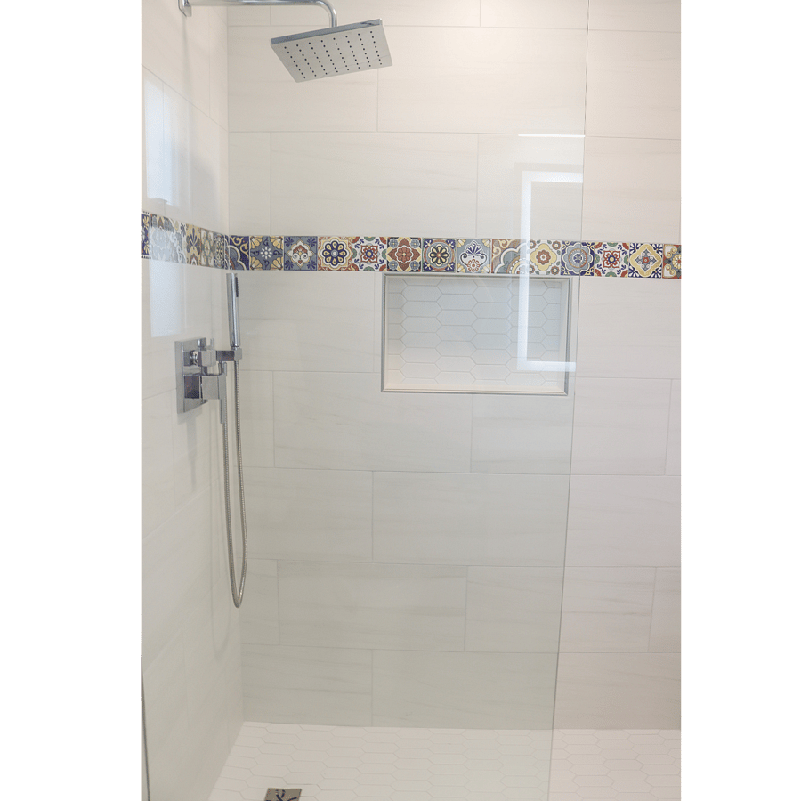 Rainhead shower with niche and a shaving niche