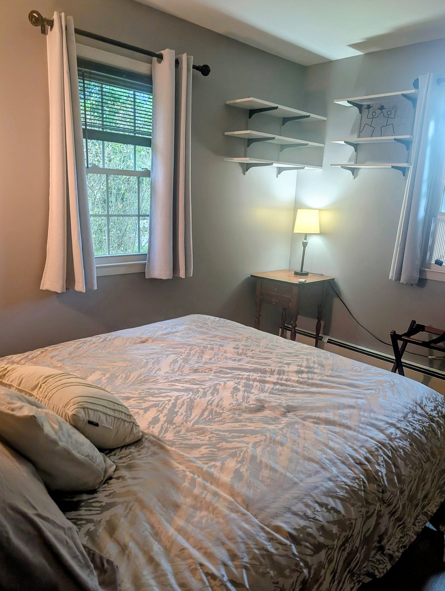 queen bedroom 2