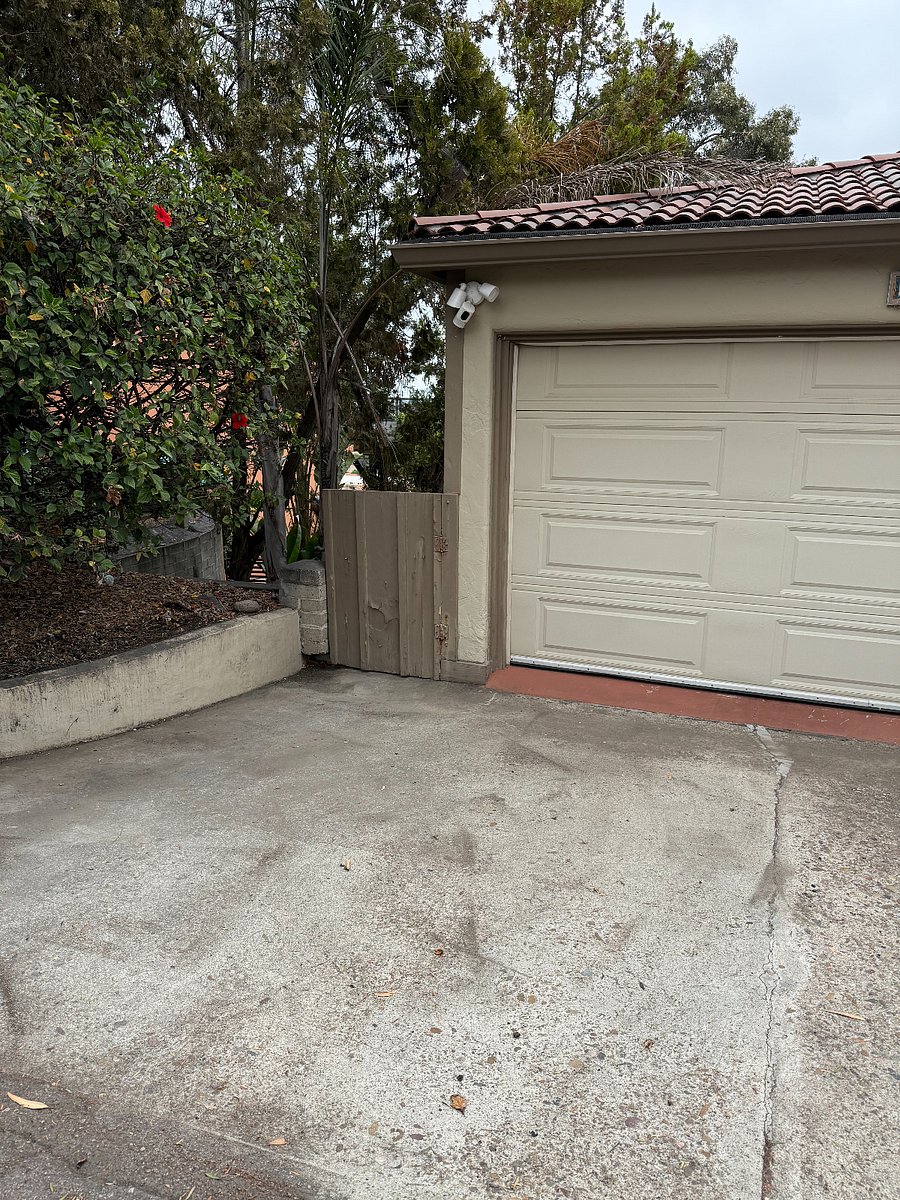 Entrance to stairs from side of garage