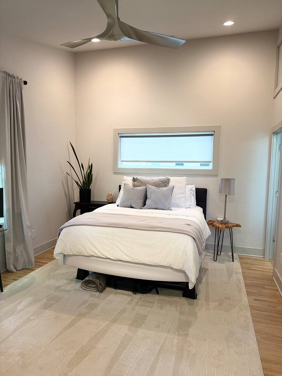 Bedroom 2: queen bed
