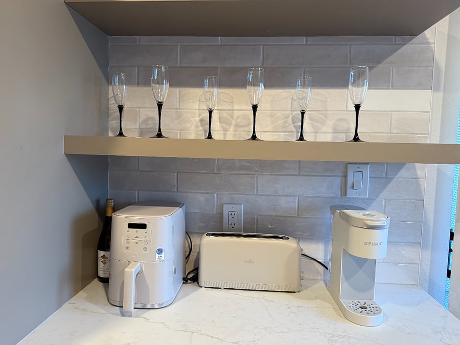 Kitchen equipped with all the expected essentials.