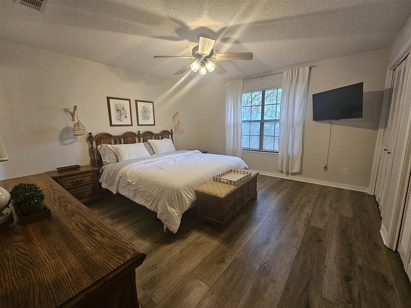 2nd King size bedroom w/ensuite bathroom