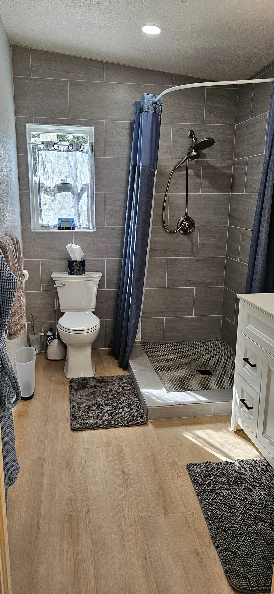 Upstairs full bathroom