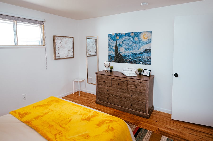 Queen size bed with new memory foam mattress and linen & 100% cotton sheets.