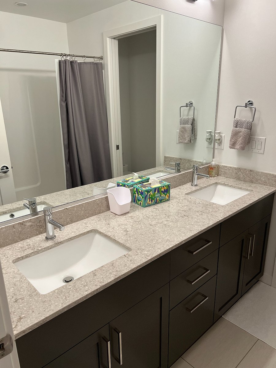 Guest bathroom (2nd floor)