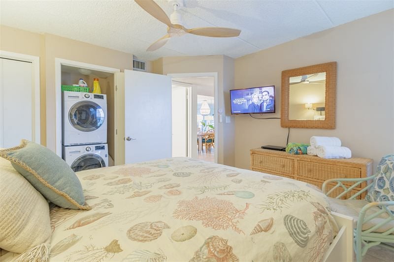 queen bedroom with twin trundle and washer dryer closet