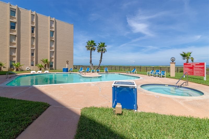 2 crystal clear pools, hot tub and 2 beach access points