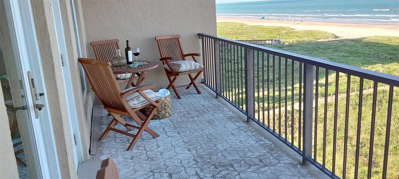 balcony dining