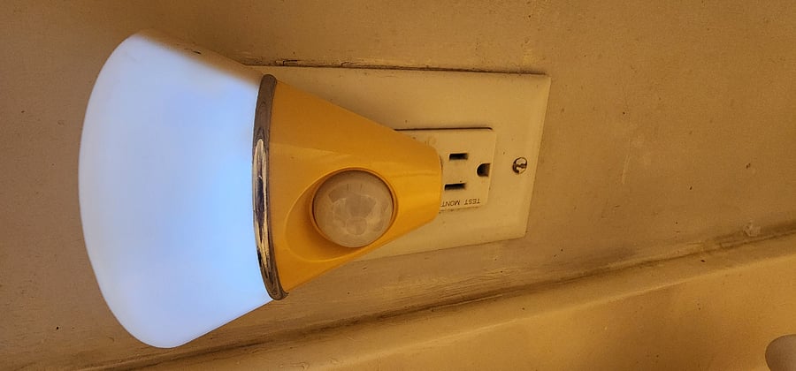 Motion detector nightlight in the bathroom