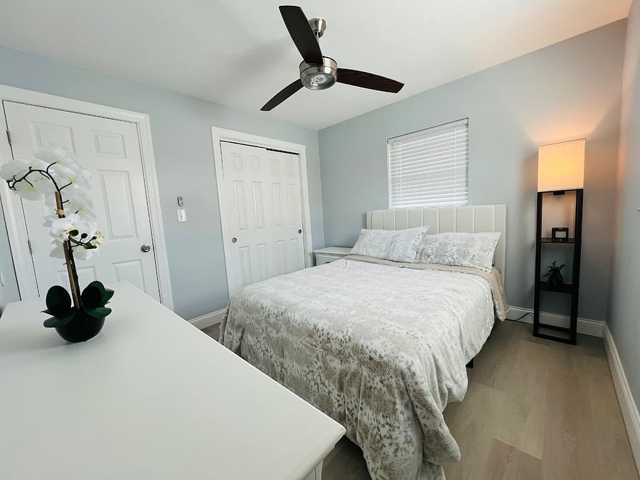 Second bedroom with queen bed