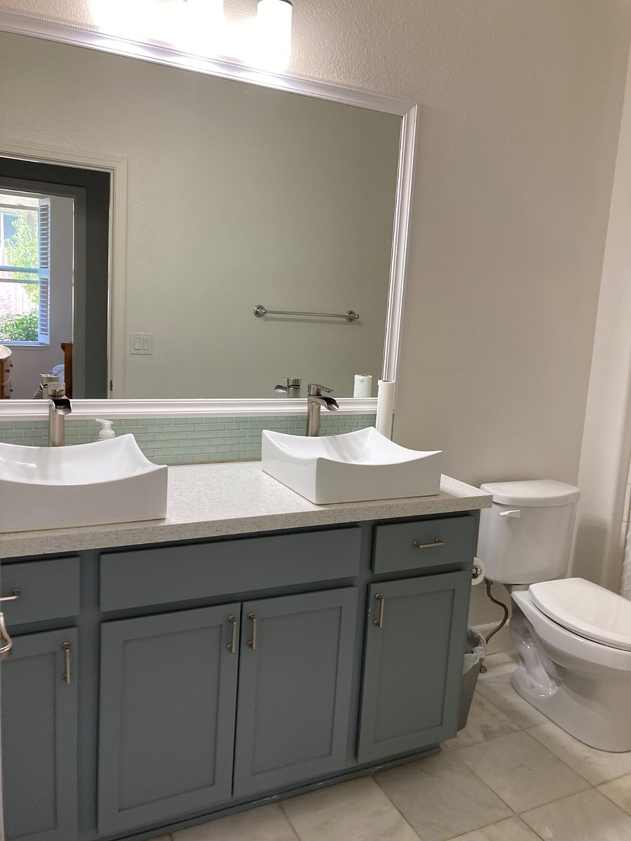 Bathroom
2 sinks
Shower/tub