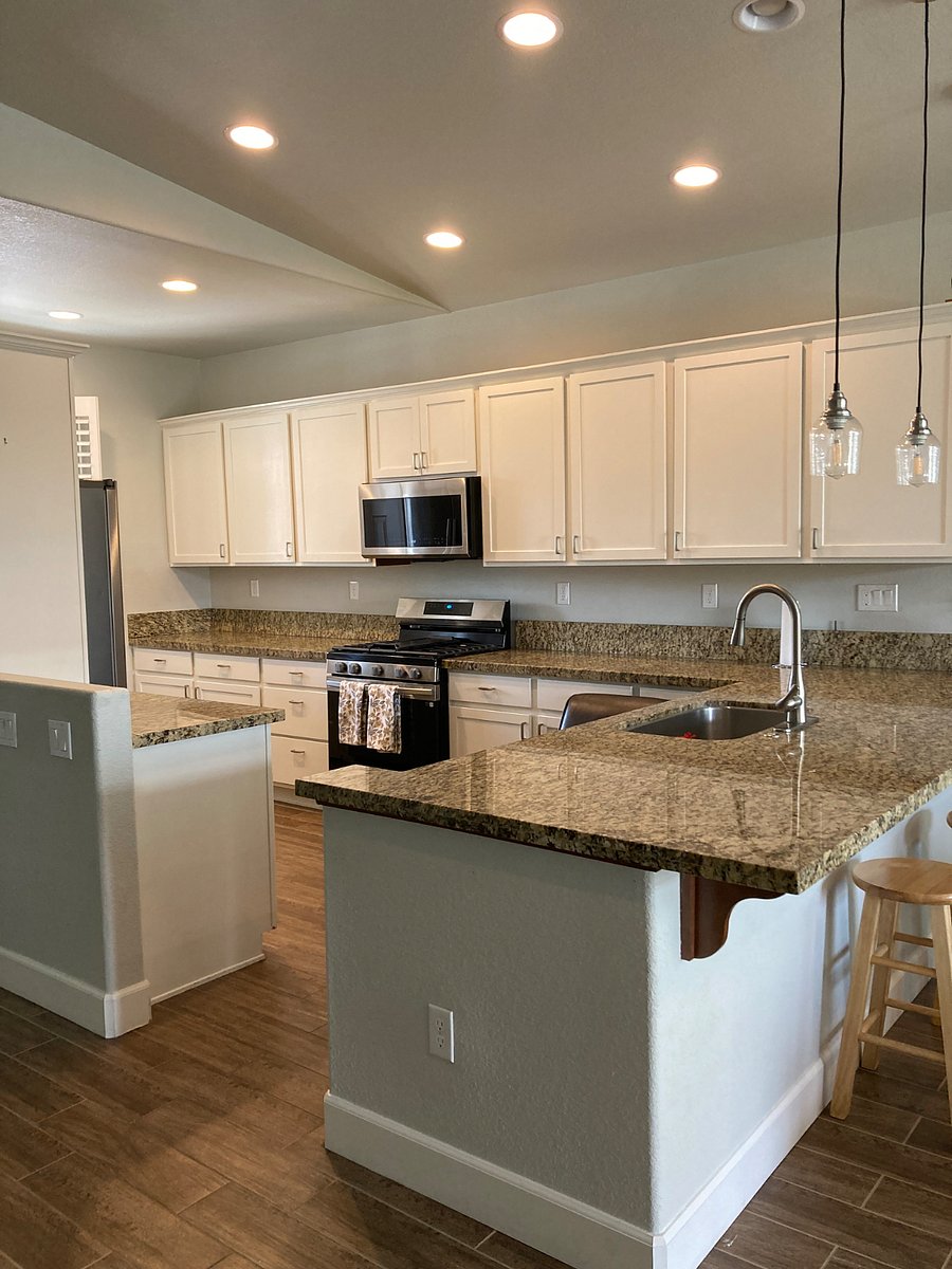 Kitchen
Full sized appliances
All dishes, pots, pans provided