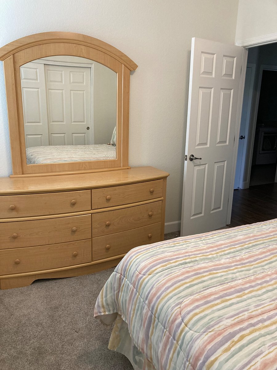 Bedroom 3
Double bed and dresser
