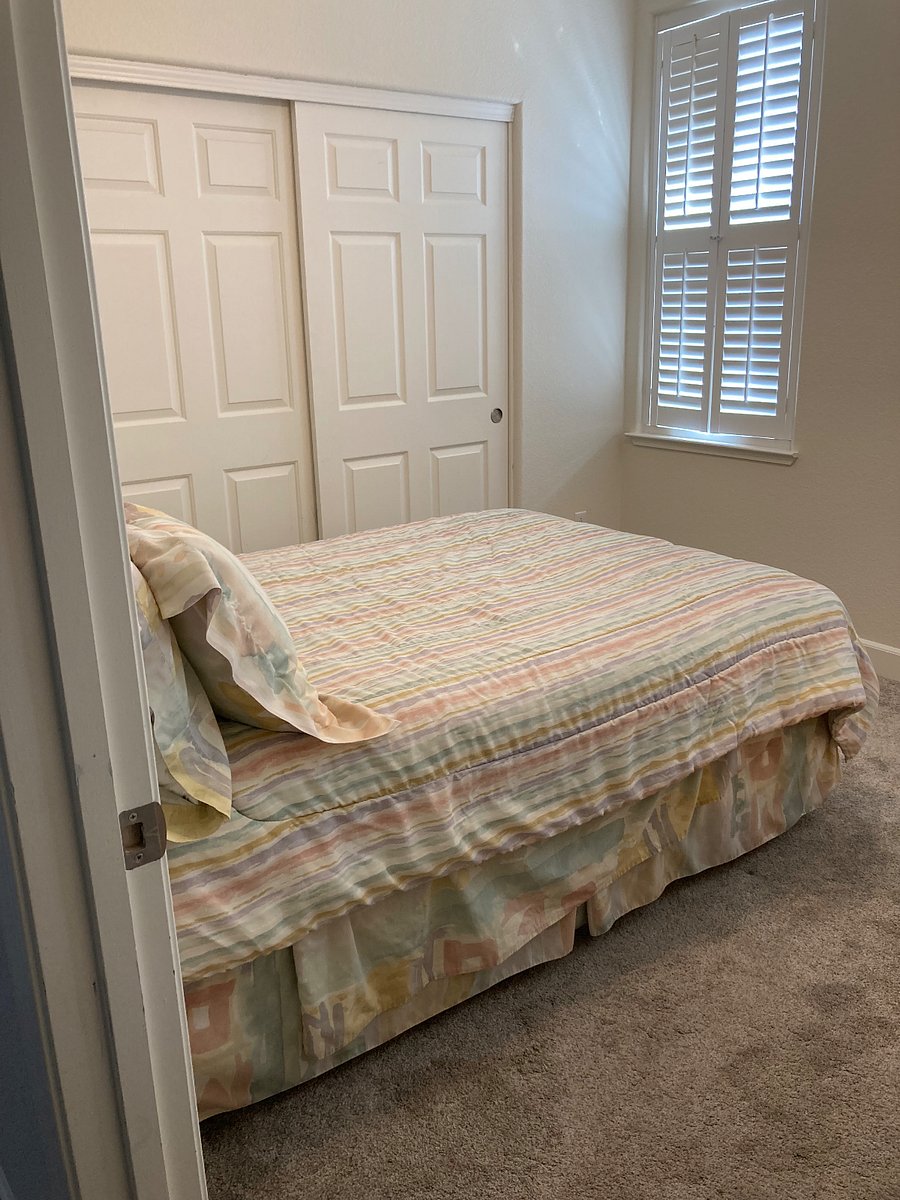Bedroom 3
Full Bed
Dresser