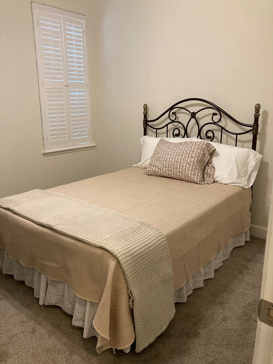 Bedroom 2
Full bed
Dresser