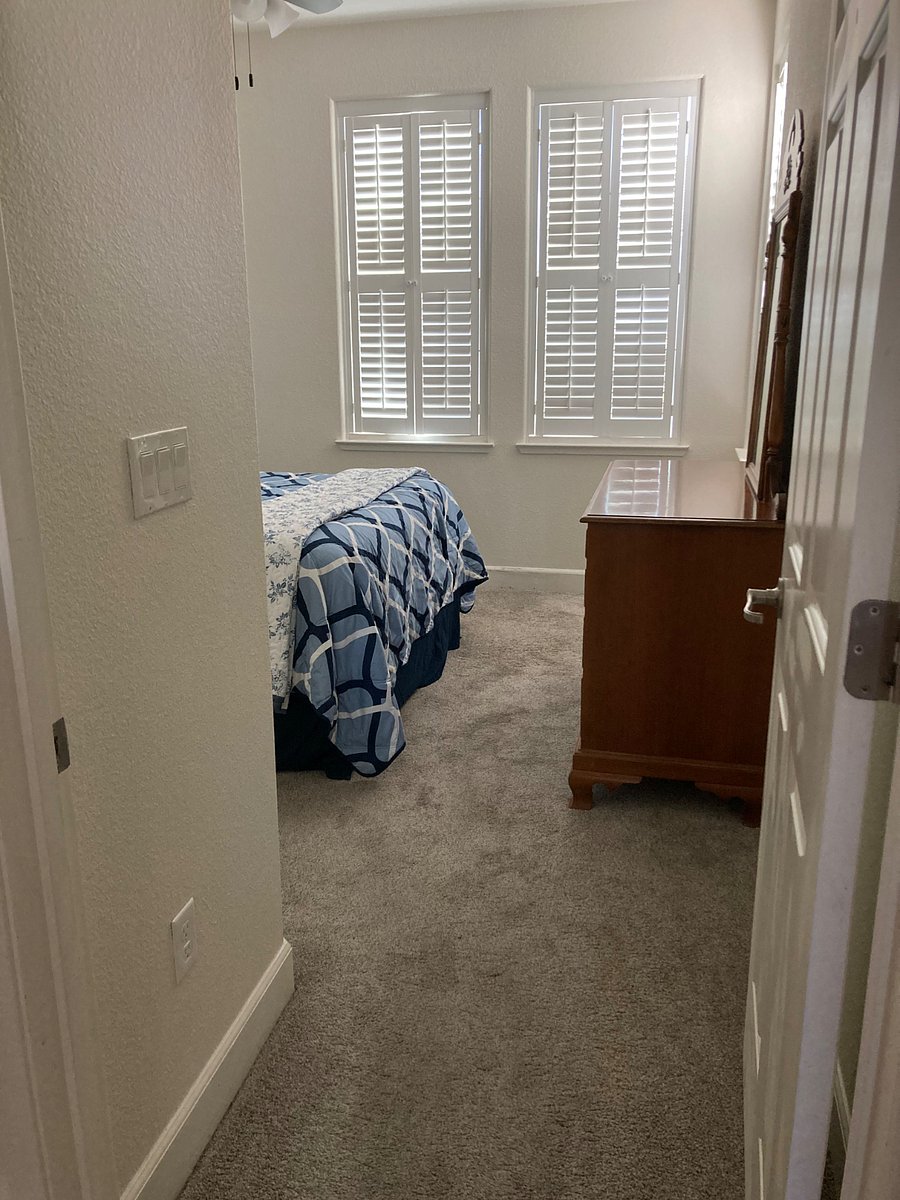 Bedroom 1
Queen Bed
Dresser