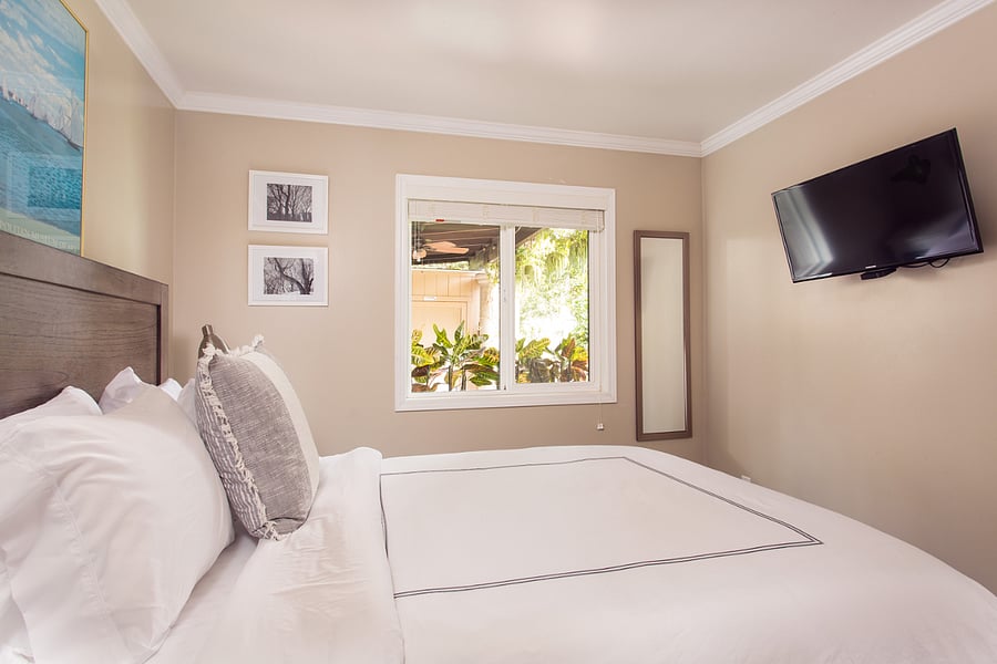 Bedroom with queen size bed