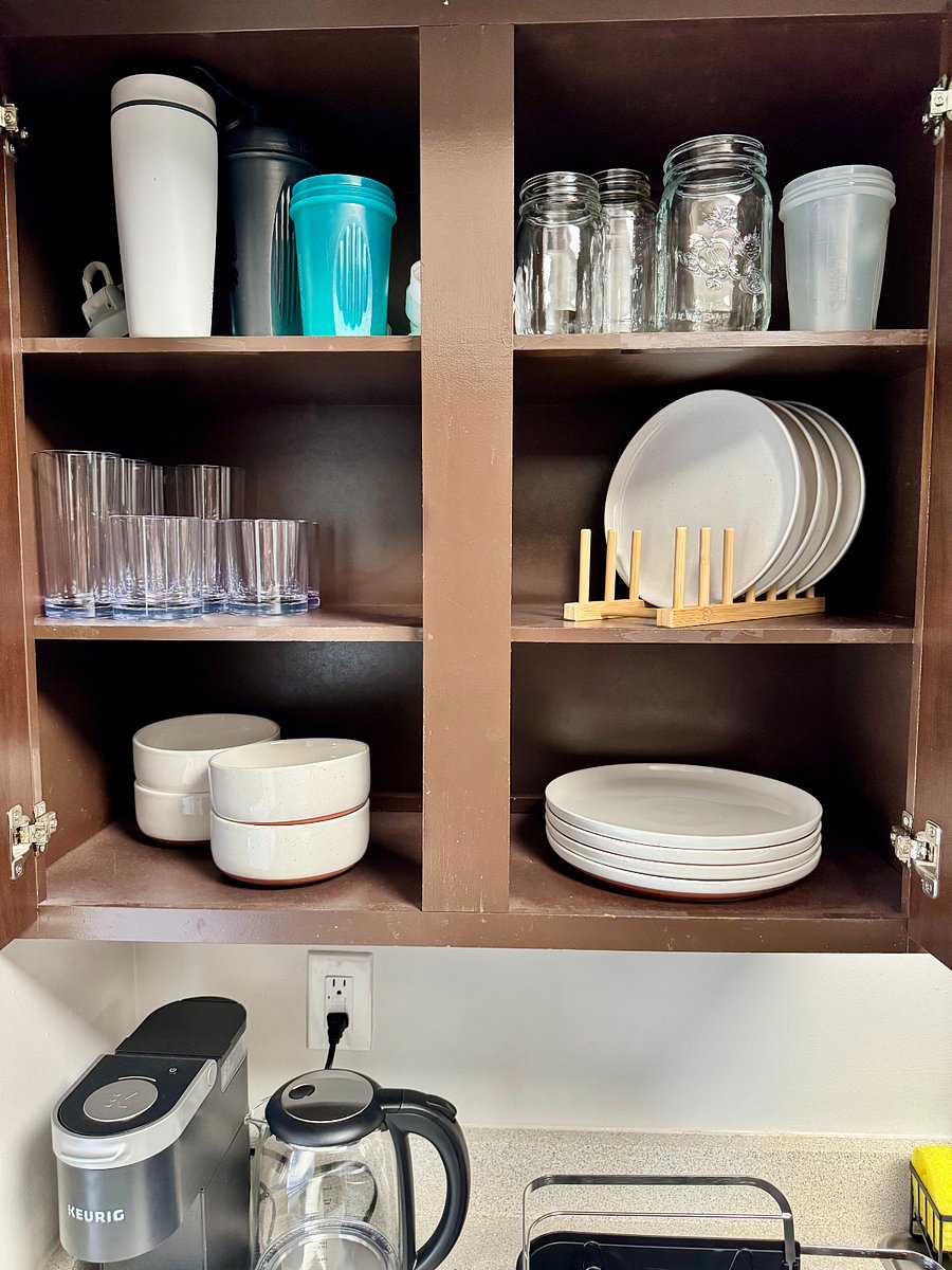 Full stocked kitchen with dishwasher, gas range, oven, full size fridge and all appliances.
