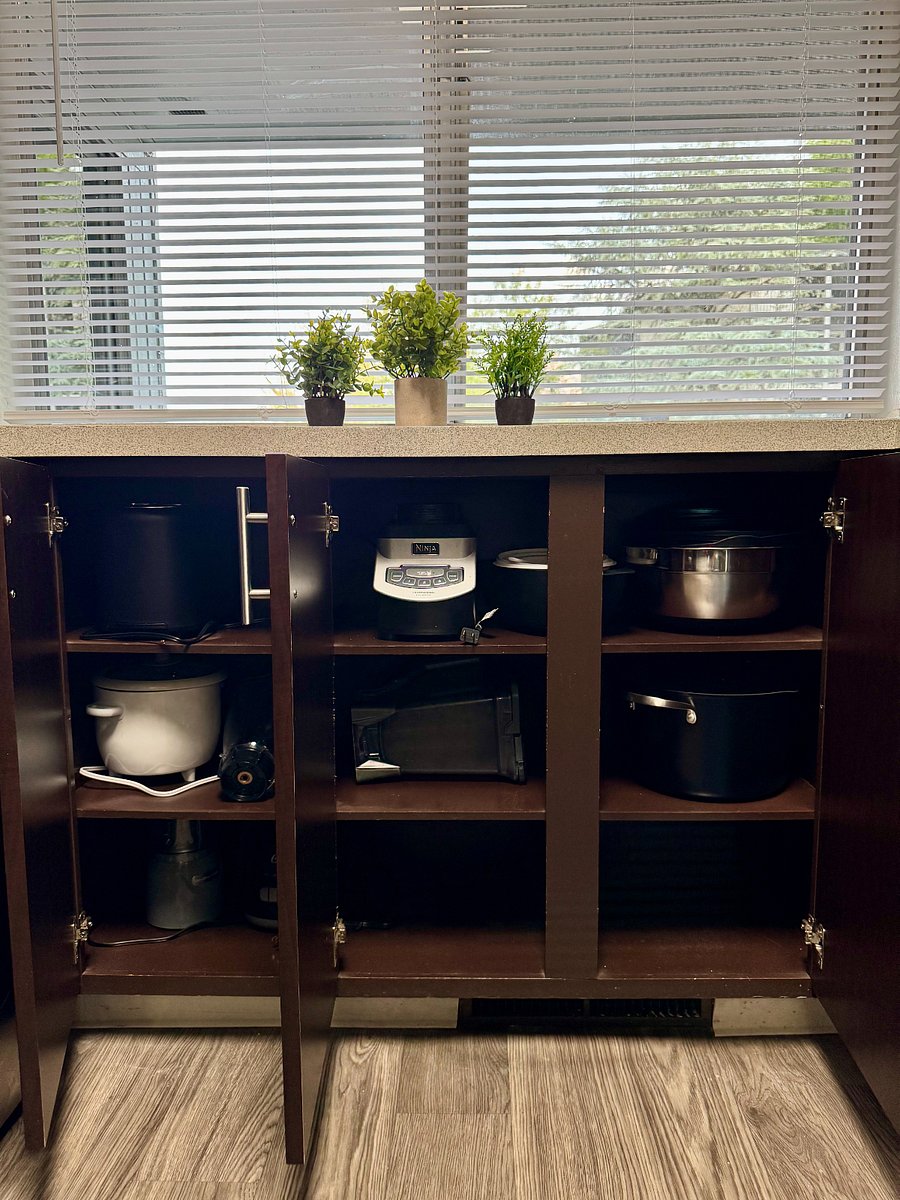 Rice cooker, blender, toaster, mixing bowls, cooking pots etc.