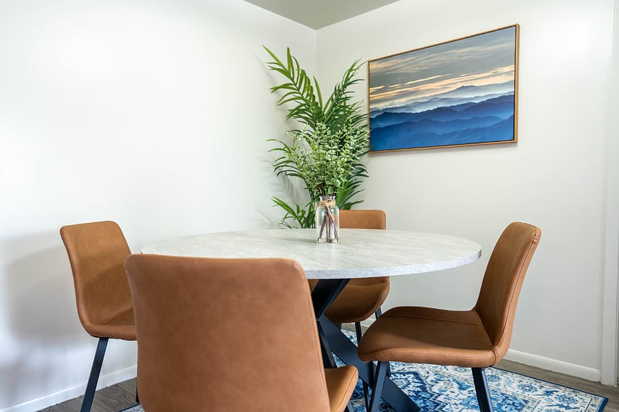 Dining room set sits 4.